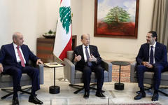 El presidente del parlamento libanés, Nabih Berri (I), Michel Aoun (C), y el ex primer ministro Saad Hariri, se reúnen en el palacio presidencial en Baabda, al este de la capital Beirut, después de que Aoun nombrara a Hariri para formar un nuevo gabinete, el 22 de octubre de 2020. Foto: AFP.