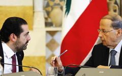 El primer ministro designado, Saad Hariri (I), habla con el presidente libanés, Michel Aoun (D). Foto: AFP.