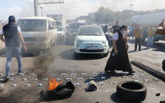 Manifestantes incendian neumáticos sobre carretera de Beirut. Foto: AFP.