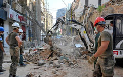 Personal de mantenimiento de la paz de la ONU ayuda a limpiar las ruinas del vecindario Mar Mikhael de Beirut, luego de la explosión masiva del puerto en agosto. 