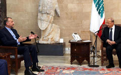 El presidente libanés Michel Aoun, a la derecha, se reúne con el ministro de Relaciones Exteriores iraní, Hossein Amirabdollahian, en el palacio presidencial de Baabda, al este de Beirut, Líbano, el jueves 7 de octubre de 2021. Foto: NNA.