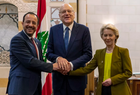 El primer ministro libanés, Najib Mikati (C), con la presidenta de la Comisión Europea, Ursula von der Leyen, y el presidente de Chipre, Nikos Christodoulides. Foto: AFP.