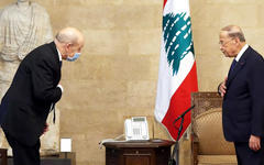 El presidente del Líbano, Michel Aoun (der.), Recibe al ministro de Relaciones Exteriores francés, Jean-Yves Le Drian, en el palacio presidencial de Baabda, al este de la capital, Beirut. Foto: AFP.