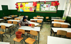 Una trabajadora limpia los pupitres de una escuela cerrada debido al coronavirus, Sidón, Líbano, 29 de febrero de 2020. Foto: Reuters.