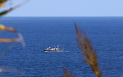 Un buque militar libanés patrulla las aguas frente a la costa de la zona sur de Naqura junto a la frontera con Israel el 11 de octubre de 2020 (AFP).