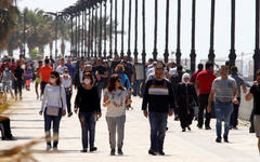 La gente camina por la costa de Beirut, Corniche, después de que el gobierno alivió algunas restricciones a la circulación. (Reuters)