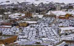 La nieve cubre el campo de refugiados sirios en Arsal, Líbano, 20 de enero de 2021. [Foto: AFP]