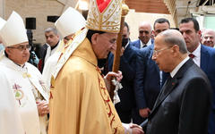 ‎El cardenal libanés Bechara Rai, patriarca de la Iglesia católica maronita, saluda al presidente libanés Michel Aoun, después de la misa del 17 de abril de 2022 en Bkerke, el patriarcado maronita en el Líbano.‎ Foto: CNS.