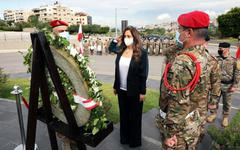 La ministra de Defensa interina, Zeina Akar, coloca una ofrenda floral en la estatua del príncipe Fakhreddine en el Ministerio de Defensa con motivo del 77º Día de la Independencia del Líbano. (NNA)