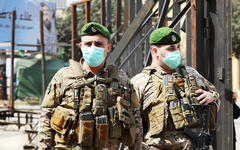 Soldados libaneses de guardia en el distrito del centro de la capital, Beirut, usan máscaras protectoras contra el coronavirus. (AFP)