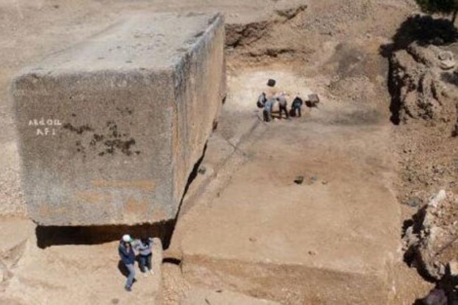 La gran piedra se encuentra a la derecha del bloque. Fue bautizada como Hajjar Al-Hibla (Piedra de la Mujer Embarazada)