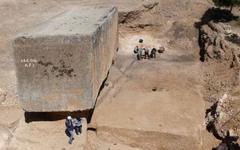 La gran piedra se encuentra a la derecha del bloque. Fue bautizada como Hajjar Al-Hibla (Piedra de la Mujer Embarazada)