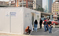 Fila para hacerse la prueba del coronavirus durante el bloqueo impuesto por las autoridades en un intento por frenar la propagación del virus, en la ciudad de Antelias, al este de la capital libanesa, Beirut. Foto: AFP.