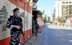 Las fuerzas de seguridad establecieron puntos de control en las calles debido al brote de coronavirus en Beirut, Líbano. Foto: NNA.