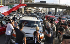 Soldados del ejército libanés montan guardia mientras los manifestantes bloquean una carretera principal que conduce a Beirut, Líbano, el 24 de junio de 2021. Foto: AP.