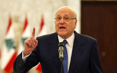 El primer ministro de Líbano, Najib Mikati, hace gestos mientras habla con la prensa después de reunirse con el presidente Michel Aoun en el palacio presidencial en Baabda | Beirut, septiembre 10 de 2021 (Foto: Reuters)