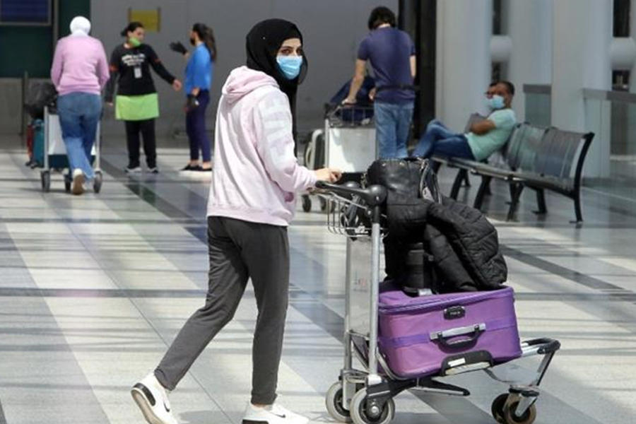 Una turista traslada sus maletas en el Aeropuerto Internacional de Beirut [Reuters]