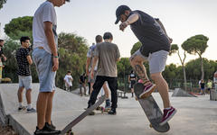 Jóvenes de todas las edades asisten al Snoubar Skatepark. Foto: Now Lebanon.