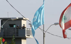 La fuerza de mantenimiento de la paz de las Naciones Unidas (FPNUL) en una torre de vigilancia en la zona costera sur libanesa de Naqura, junto a la frontera con Israel, el 11 de noviembre de 2020. AFP.