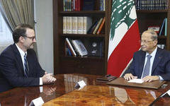 El presidente libanés Michel Aoun, a la derecha, reunido con David Schenker, subsecretario de Estado para Asuntos del Cercano Oriente, en el palacio de Baabda, Beirut. (Foto AP)