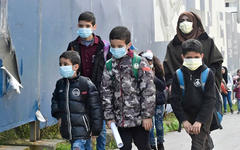 Estudiantes usan máscaras para protegerse del coronavirus en Beirut, Líbano, el 22 de febrero de 2020 [Hussam Chbaro / Agencia Anadolu]