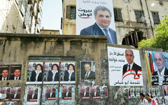 Carteles de campaña colgados en la capital, Beirut, el 3 de abril de 2018. Foto: AFP.