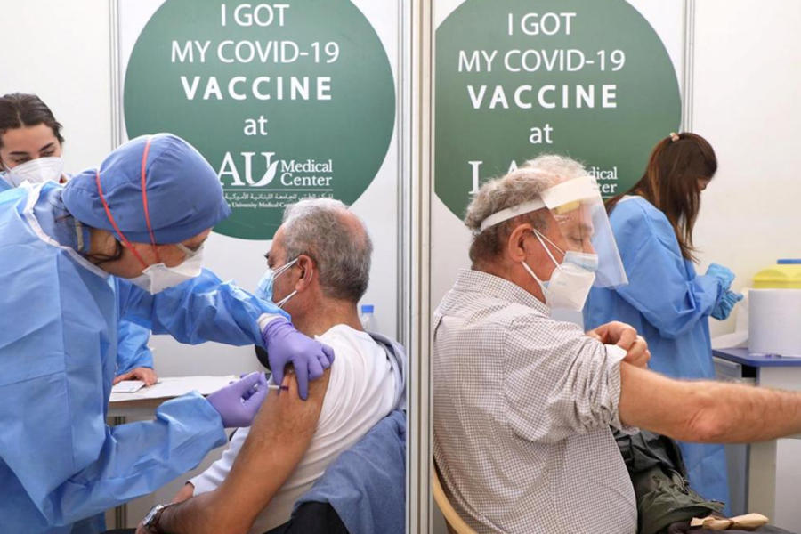 Libaneses reciben la dosis de la vacuna Pfizer-BioNTech durante un día de vacunación contra el coronavirus en el Hospital Rizk del Centro Médico de la Universidad Americana del Líbano en Beirut. Foto: Reuters