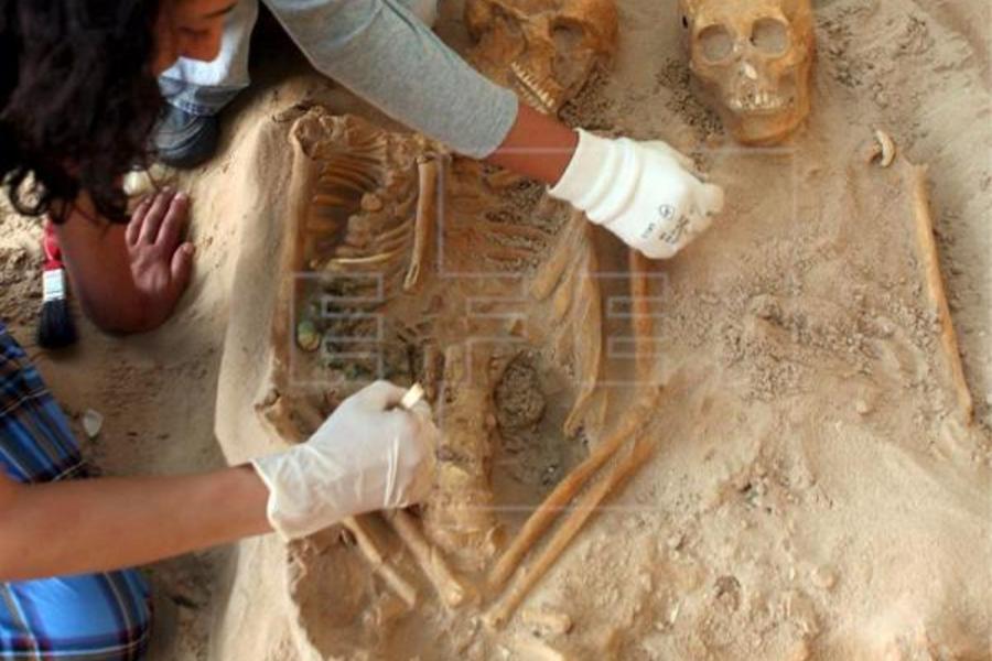 Arqueólogos líbaneses trabajan en unos esqueletos humanos que fueron encontrados en 2009 en una zona de excavación en Tiro (Líbano). FOTO: EFE