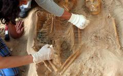 Arqueólogos líbaneses trabajan en unos esqueletos humanos que fueron encontrados en 2009 en una zona de excavación en Tiro (Líbano). FOTO: EFE