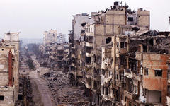 Línea de edificios dañados en una calle de Homs, Siria, 2014, Enero 27 (Foto Yazan Homsy / REUTERS).