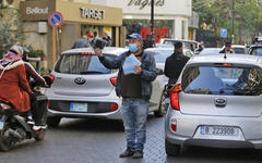 Un vendedor ambulante de máscaras faciales en Beirut, Líbano. Foto: Bilal Hussein/AP.