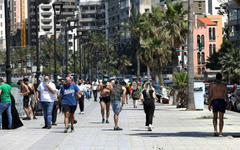 Ciudadanos de la capital libanesa transitan por el paseo marítimo, Beirut, Líbano. (AFP)