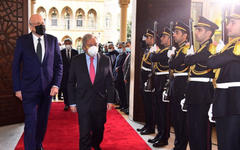 El secretario general de las Naciones Unidas, Antonio Guterres, se reúne con el primer ministro del Líbano, Najib Mikati, en Beirut el 20 de diciembre de 2021. Foto: Reuters.