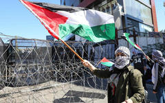 Manifestantes libaneses ondean una bandera palestina durante una manifestación contra la propuesta de paz de Estados Unidos cerca de la embajada de Estados Unidos en Beirut. AFP