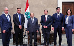 El presidente Michel Aoun se reúne con la delegación estadounidense. Foto: NNA.