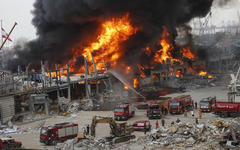 Bomberos libaneses intentan extinguir el incendio en el puerto de Beirut. EPA