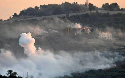 El humo se eleva de los bombardeos israelíes en Dahaira, una aldea libanesa fronteriza con la ocupación israelí, en el sur del Líbano, el 16 de octubre de 2023. Foto: AP.