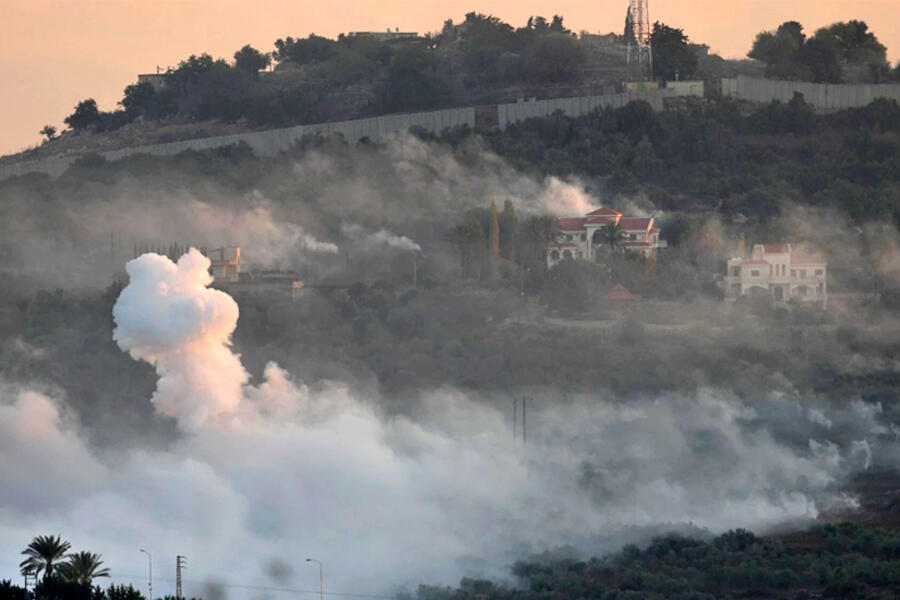 El humo se eleva de los bombardeos israelíes en Dahaira, una aldea libanesa fronteriza con la ocupación israelí, en el sur del Líbano, el 16 de octubre de 2023. Foto: AP.