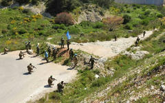 Foto en Twitter mostró a las tropas israelíes y libanesas con sus armas apuntadas entre sí.