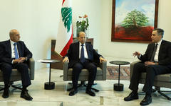 El primer ministro designado, Mustafá Adib, se reúne con el presidente del Líbano, Michel Aoun, y el presidente del Parlamento libanés, Nabih Berri, en el palacio presidencial en Baabda, Líbano, el 31 de agosto de 2020 (Reuters).