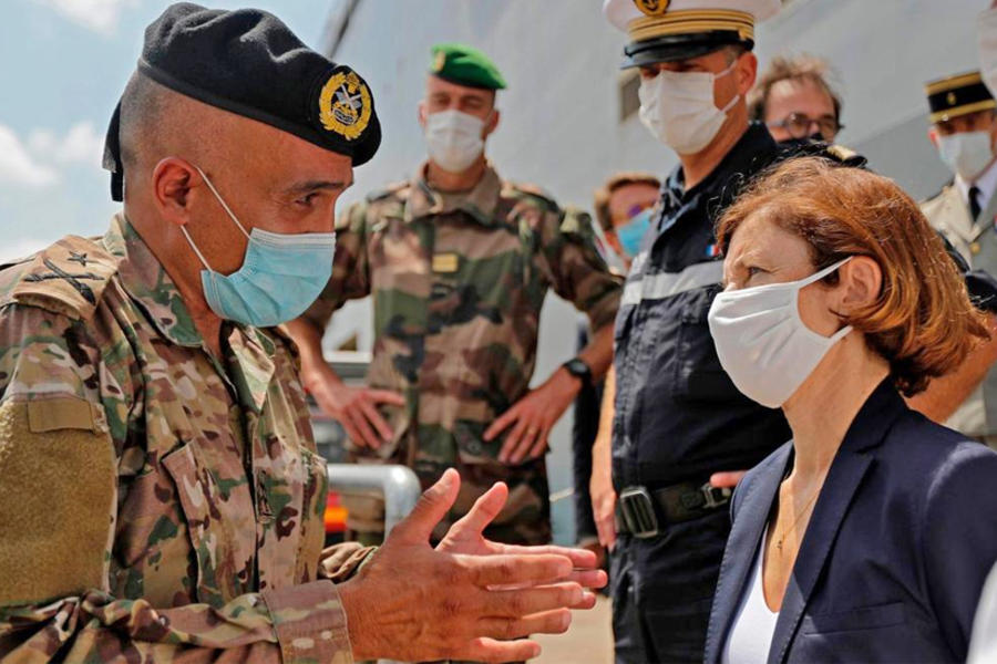 La ministra de Defensa francesa, Florence Parly, habla con un general de brigada del ejército libanés en el puerto de Beirut, 14 de agosto de 2020. AFP