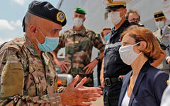 La ministra de Defensa francesa, Florence Parly, habla con un general de brigada del ejército libanés en el puerto de Beirut, 14 de agosto de 2020. AFP