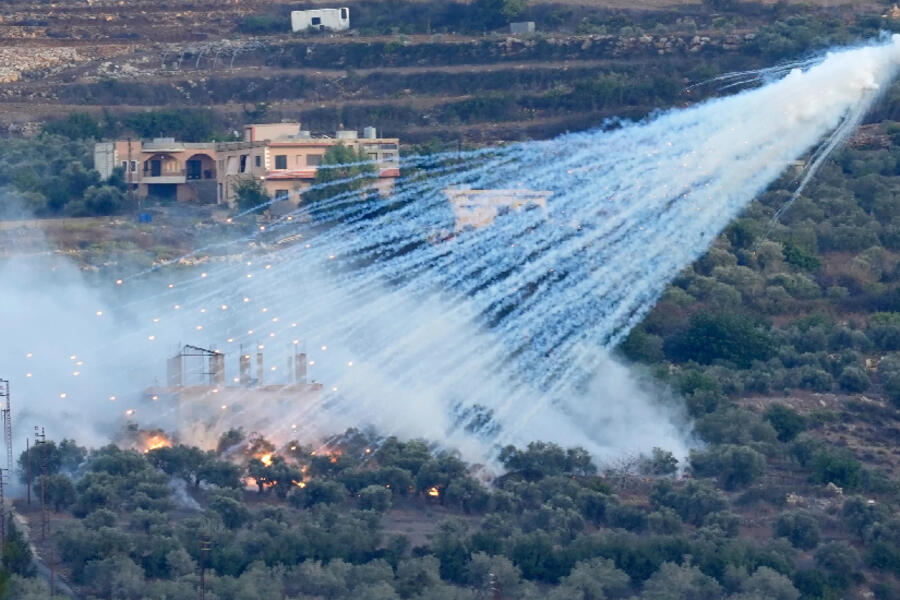 Ejercito israelí bombardeando con fósforo blanco en territorio libanés (Foto: Anadolu)