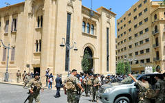 Soldados del ejército libanés protegen el área del edificio del parlamento en el Líbano. Foto: Reuters.