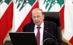 El presidente del Líbano, Michel Aoun, pronuncia un discurso en el palacio presidencial de Baabda este jueves [Mohamed Azakir / Reuters]