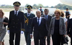 El presidente libanés, Michel Aoun, junto a la primera dama, son escoltados al arribar a la ciudad francesa de Estrasburgo (Septiembre 10, 2018)