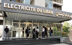 Sede de la compañía estatal de electricidad libanesa, Electricité Du Liban, tras protesta por cortes de energía en Beirut, 25 de junio de 2020. Foto: Twitter.