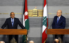 El primer ministro jordano, Bisher Khasawneh, a la izquierda, habla durante una conferencia de prensa conjunta con su homólogo libanés Najib Mikati, en la Casa de Gobierno en el centro de Beirut, Líbano, el jueves 30 de septiembre de 2021.