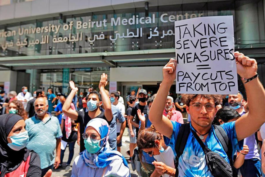 Activistas libaneses se manifiestan junto con ex empleados del Centro Médico de la Universidad Americana en Beirut después de que fueron despedidos de sus trabajos esta semana pasada. AFP