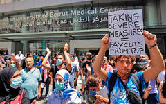 Activistas libaneses se manifiestan junto con ex empleados del Centro Médico de la Universidad Americana en Beirut después de que fueron despedidos de sus trabajos esta semana pasada. AFP